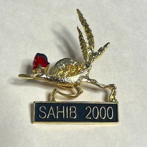Sahib 2000 Roadrunner w/Red Fez Sahib Shriners Lapel Hat Pin Gold 1.5"x1.75"